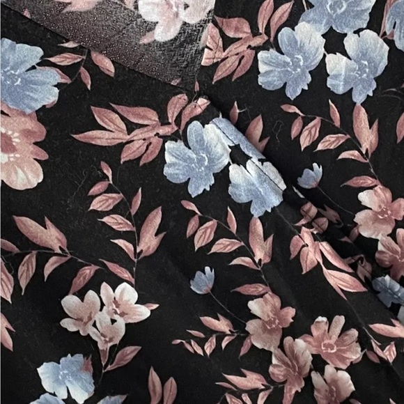 American Eagle Women’s v-neck long sleeve top - Picture 2 of 4